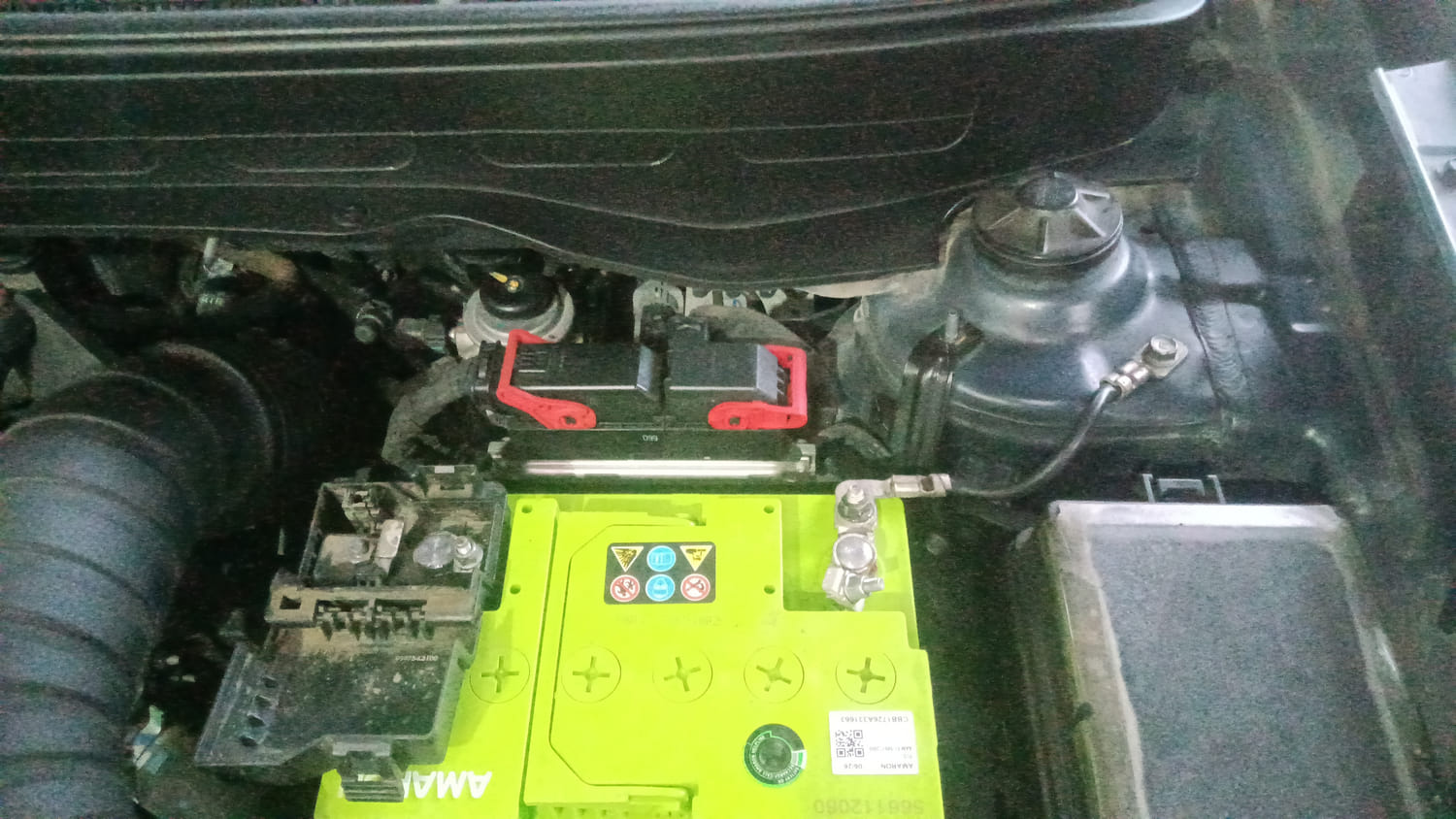 Used 2019 Hyundai Venue SX 1.4 (O) CRDi Diesel Manual engine ENGINE LEFT SIDE HINGE & APRON VIEW