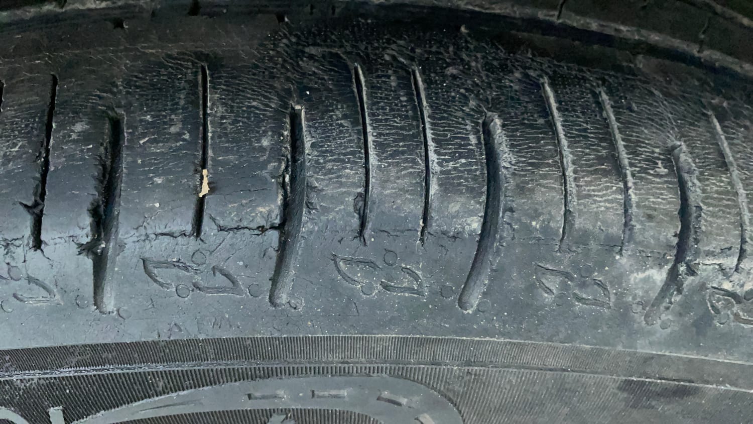 Used 2022 Mahindra XUV700 AX 5 Petrol AT 5 STR Petrol Automatic tyres RIGHT FRONT TYRE TREAD VIEW