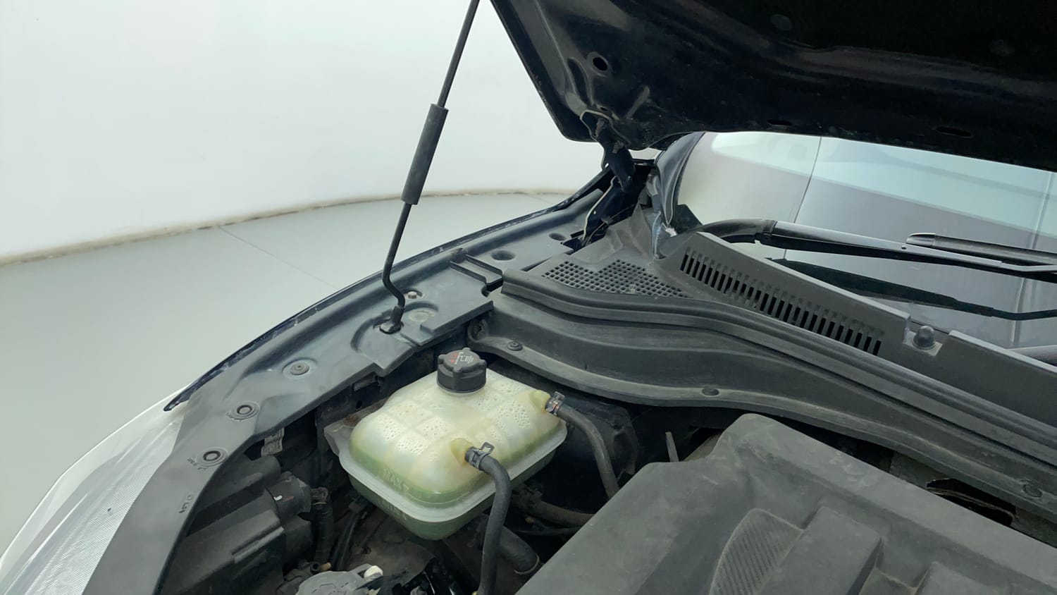 Used 2022 Mahindra XUV700 AX 5 Petrol AT 5 STR Petrol Automatic engine ENGINE RIGHT SIDE HINGE & APRON VIEW