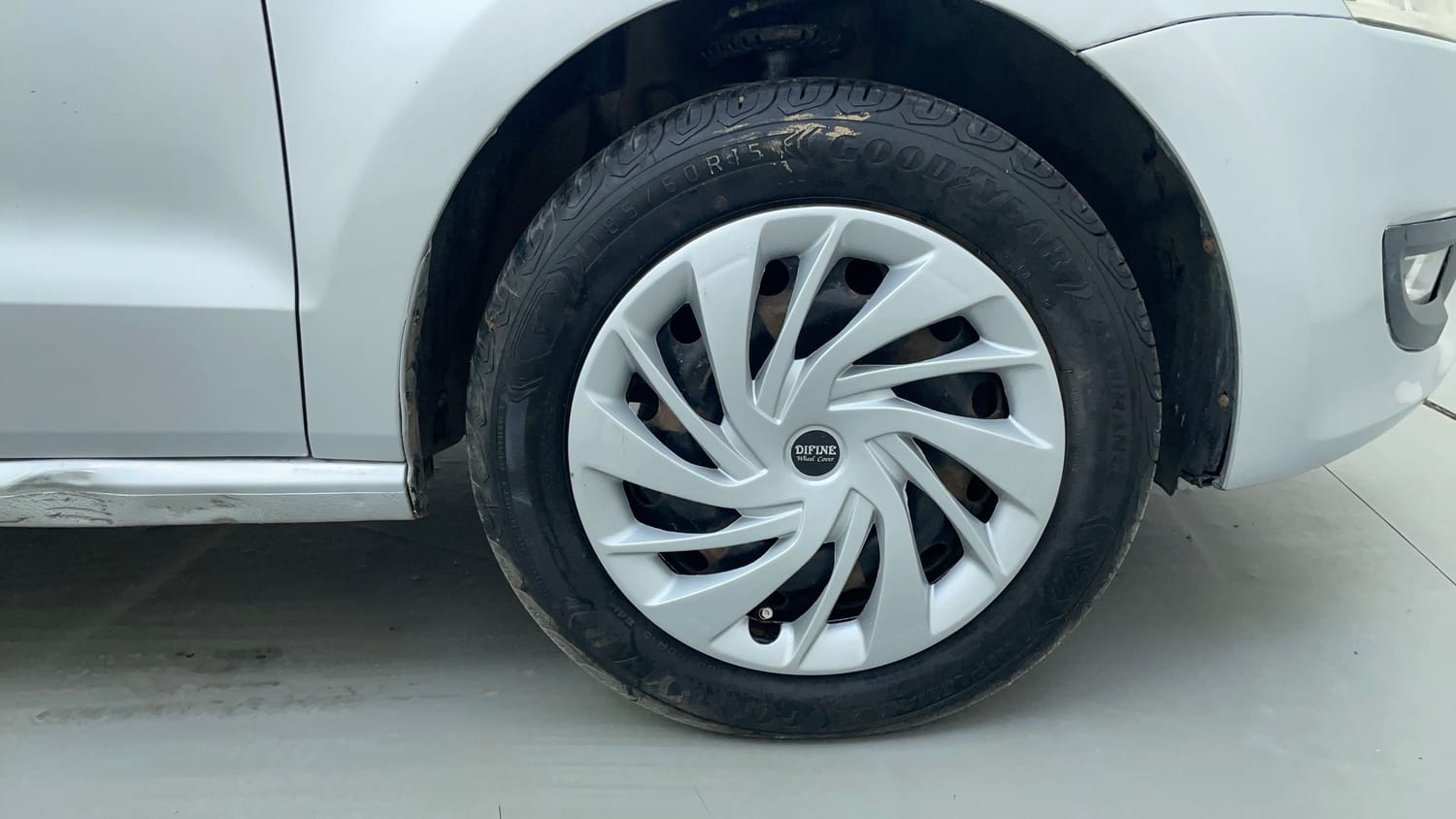 Used 2013 Volkswagen Polo Comfortline 1.2L (P) Petrol Manual tyres RIGHT FRONT TYRE RIM VIEW