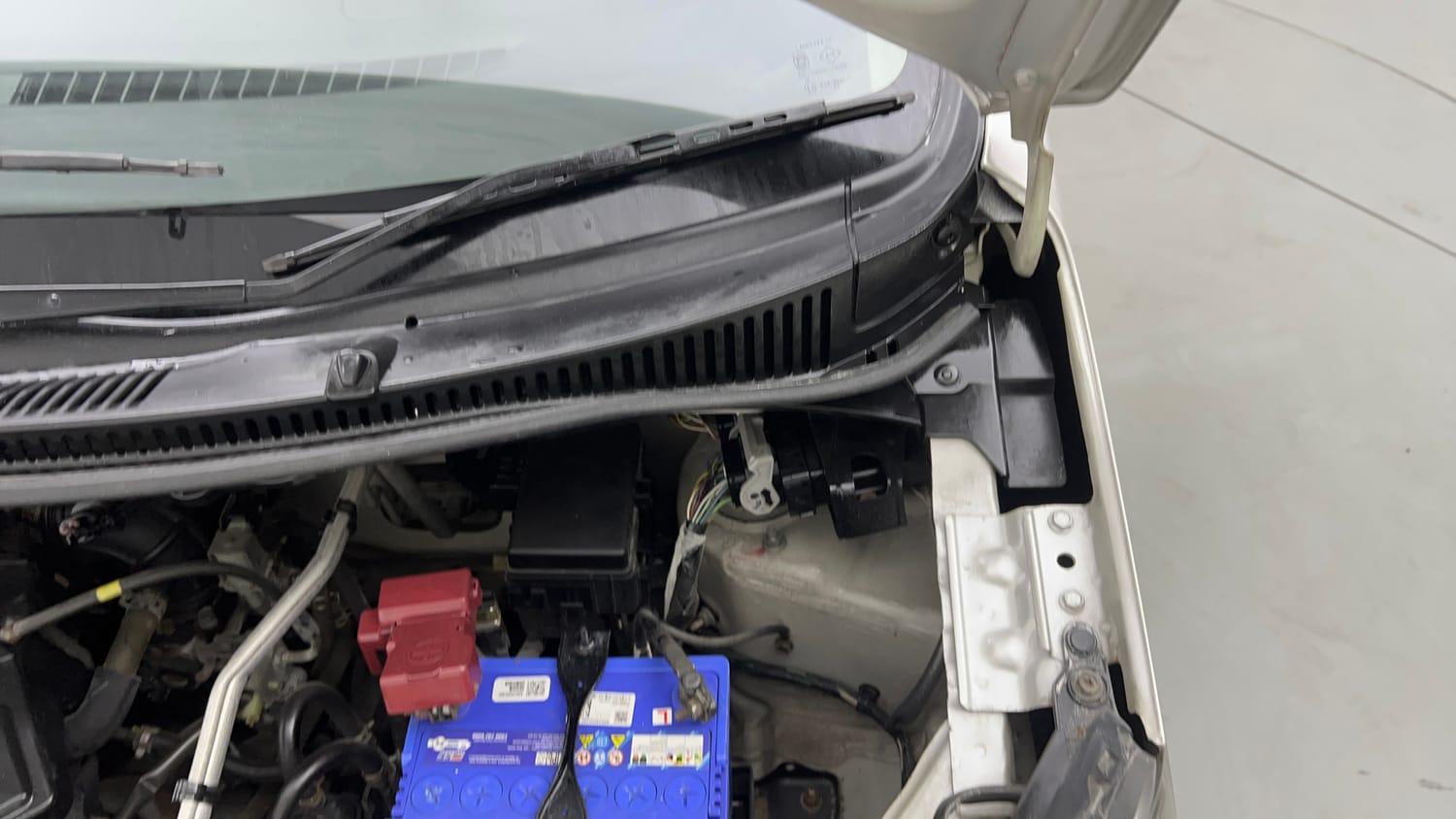 Used 2014 Maruti Suzuki Wagon R VXI Petrol Manual engine ENGINE LEFT SIDE HINGE & APRON VIEW