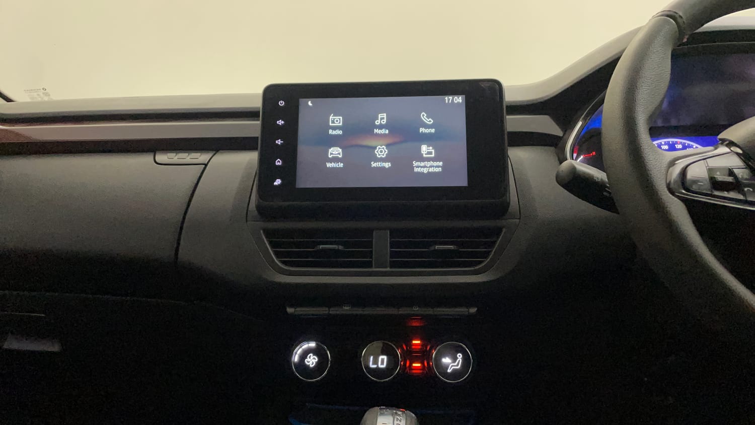 Used 2022 Renault Kiger RXZ AMT Dual Tone Petrol Automatic interior MUSIC SYSTEM & AC CONTROL VIEW