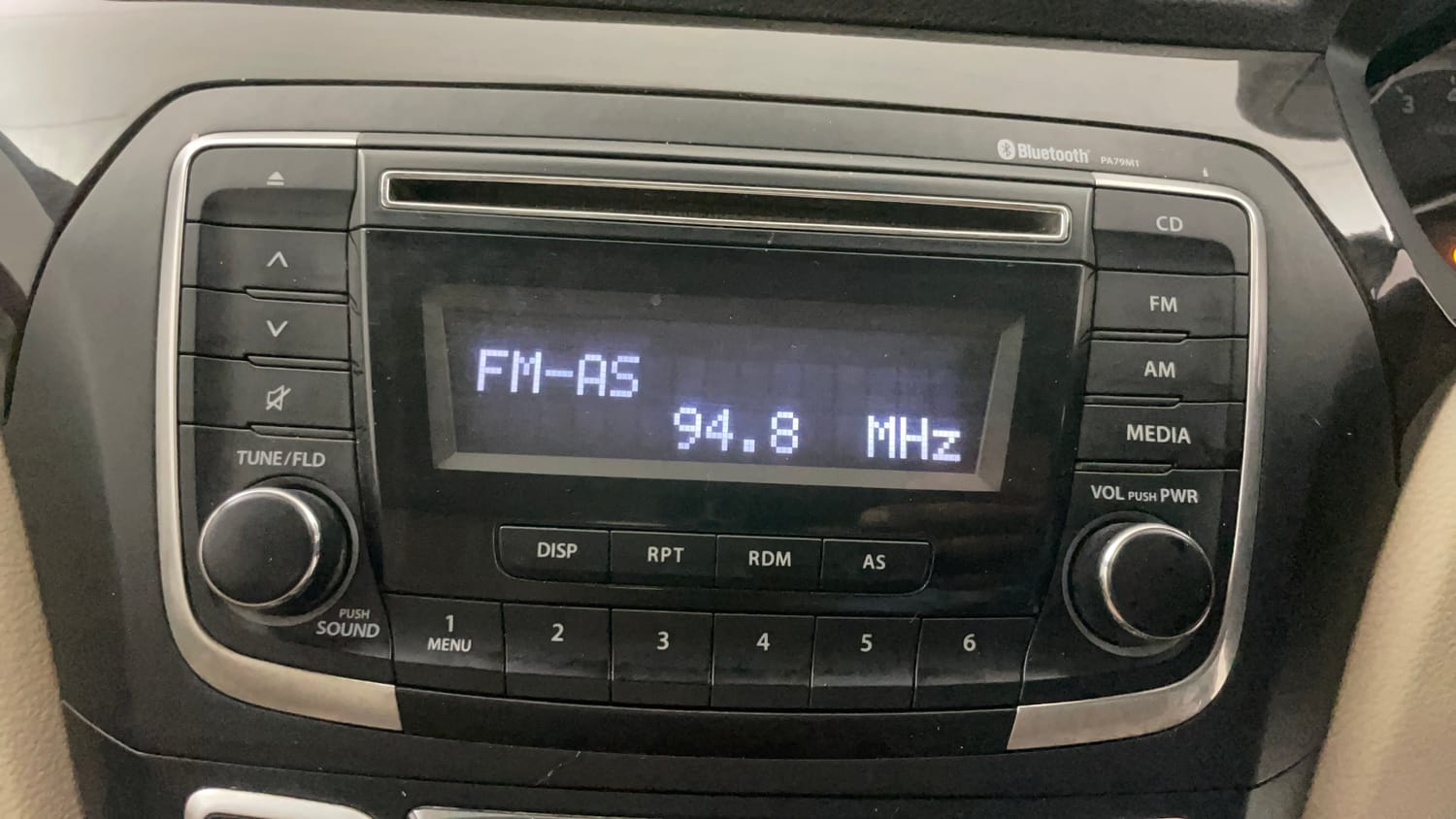 Used 2017 Maruti Suzuki Ciaz VXi+ Petrol Manual top_features Integrated (in-dash) music system