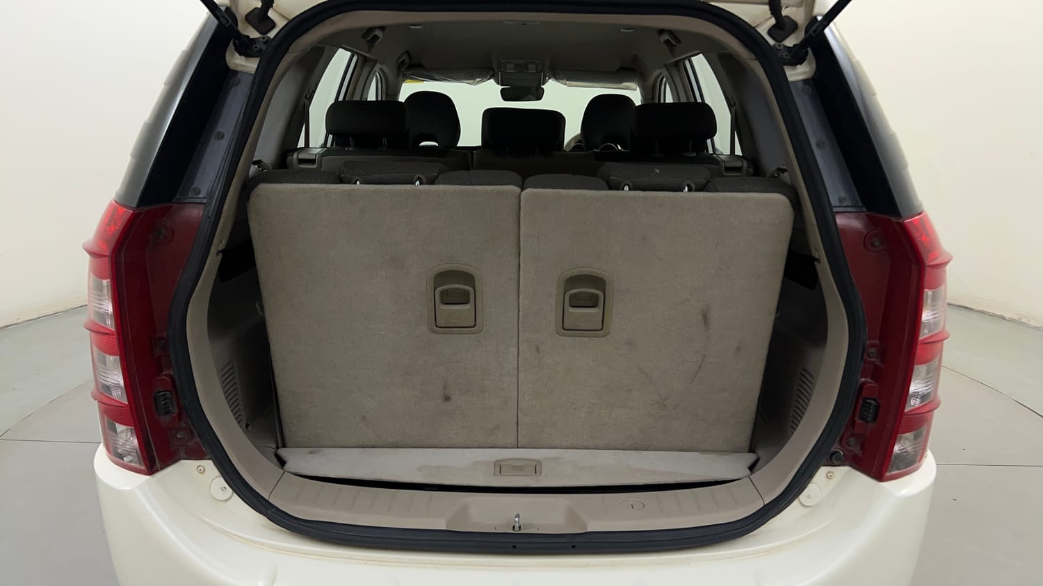 Used 2018 Mahindra XUV500 W6 Diesel Manual interior DICKY INSIDE VIEW