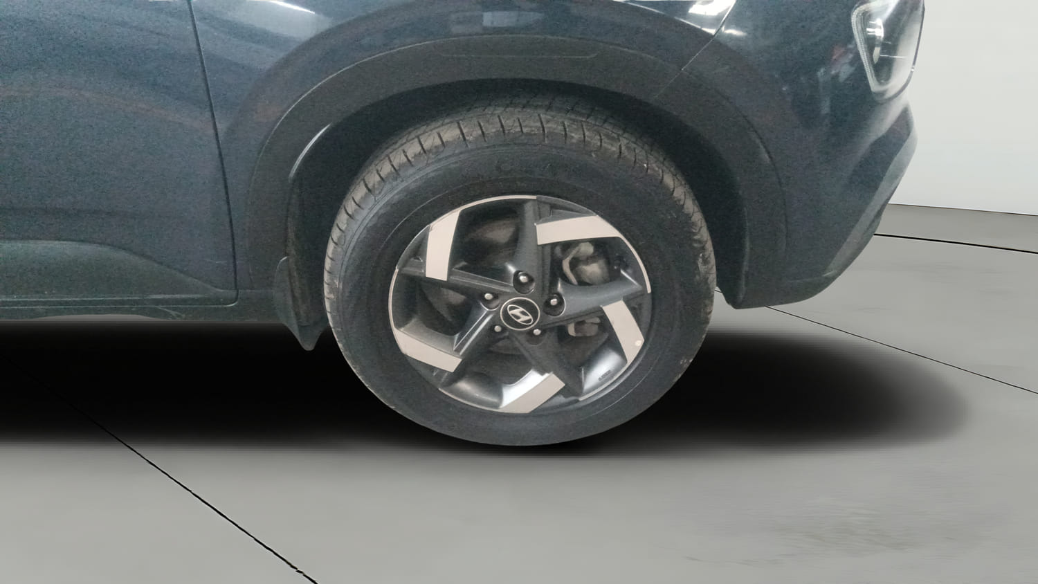 Used 2019 Hyundai Venue SX 1.4 (O) CRDi Diesel Manual tyres RIGHT FRONT TYRE RIM VIEW