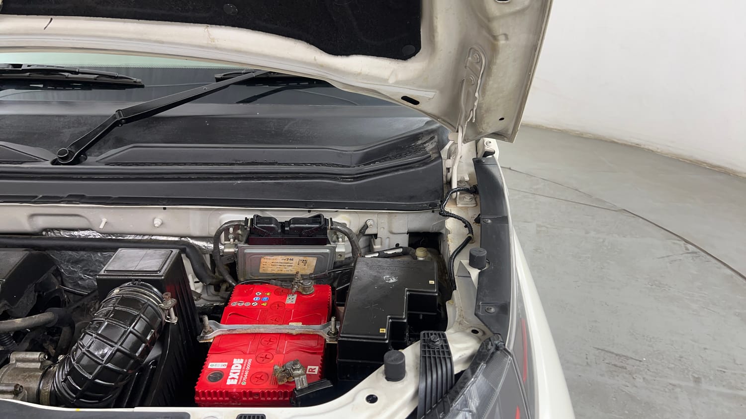 Used 2017 Mahindra KUV100 K8 6 STR Petrol Manual engine ENGINE LEFT SIDE HINGE & APRON VIEW
