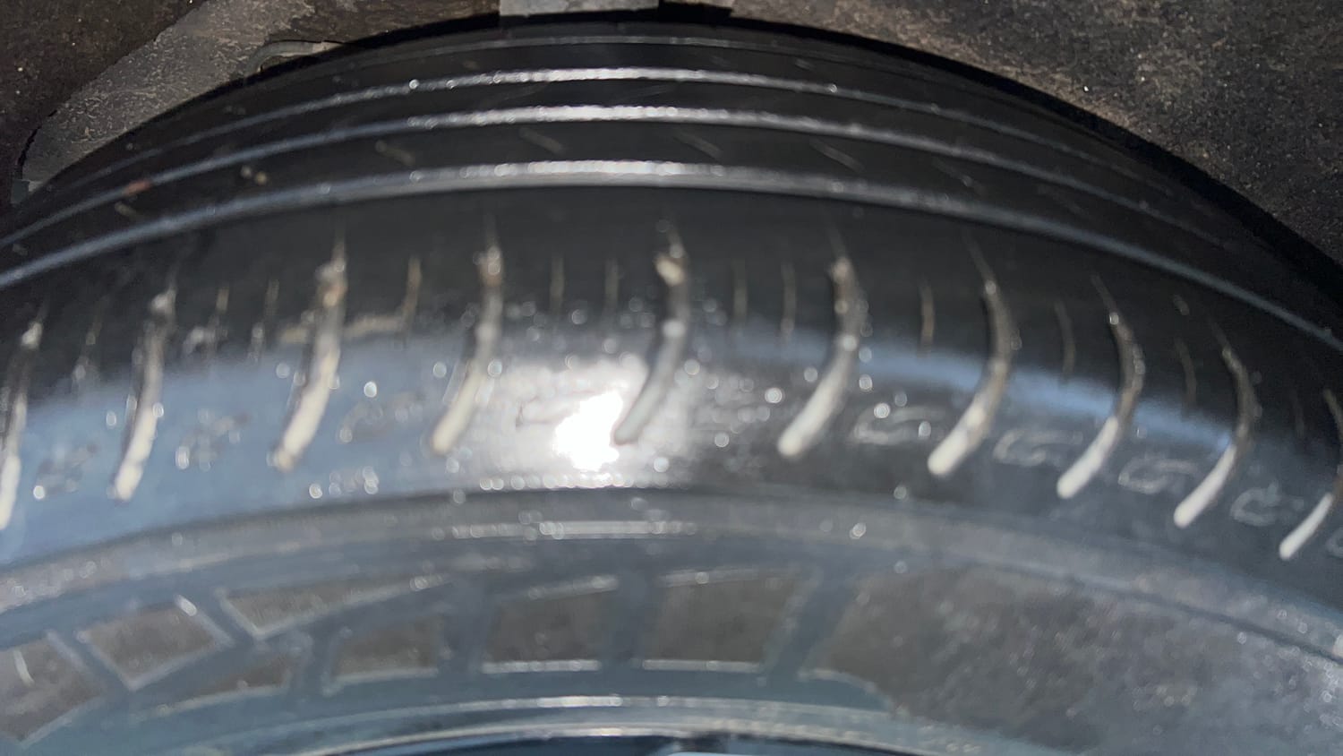 Used 2022 Kia Carens Prestige Plus 1.4 Petrol DCT 7 STR Petrol Automatic tyres RIGHT REAR TYRE TREAD VIEW