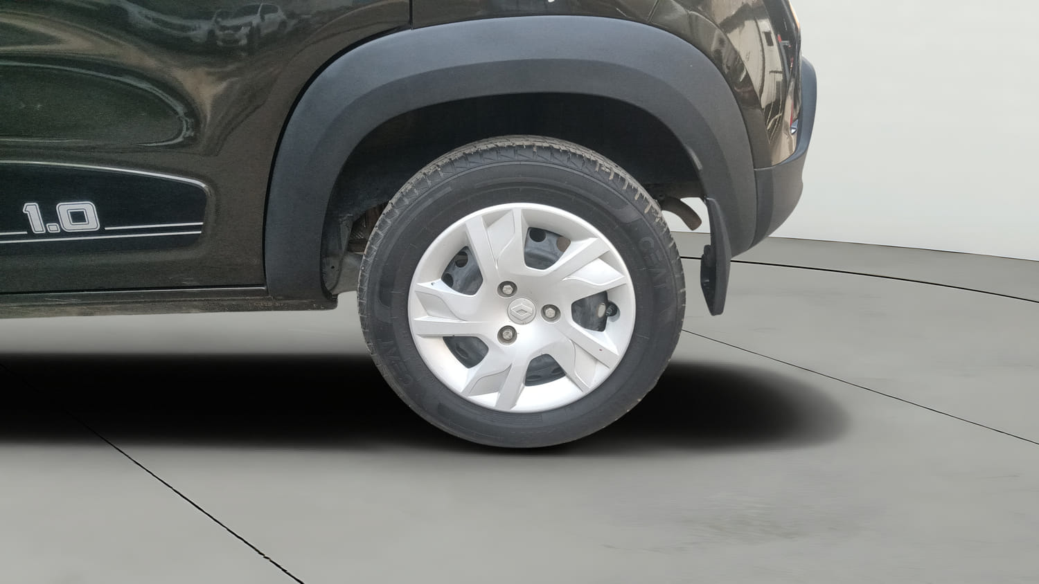Used 2025 Renault Kwid RXT 1.0L Petrol Manual tyres LEFT REAR TYRE RIM VIEW