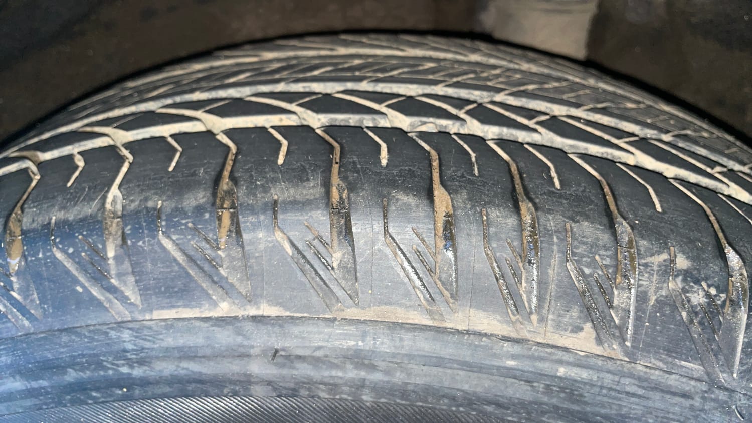 Used 2021 Mahindra XUV700 AX 7 Petrol AT Luxury Pack 7 STR Petrol Automatic tyres LEFT REAR TYRE TREAD VIEW