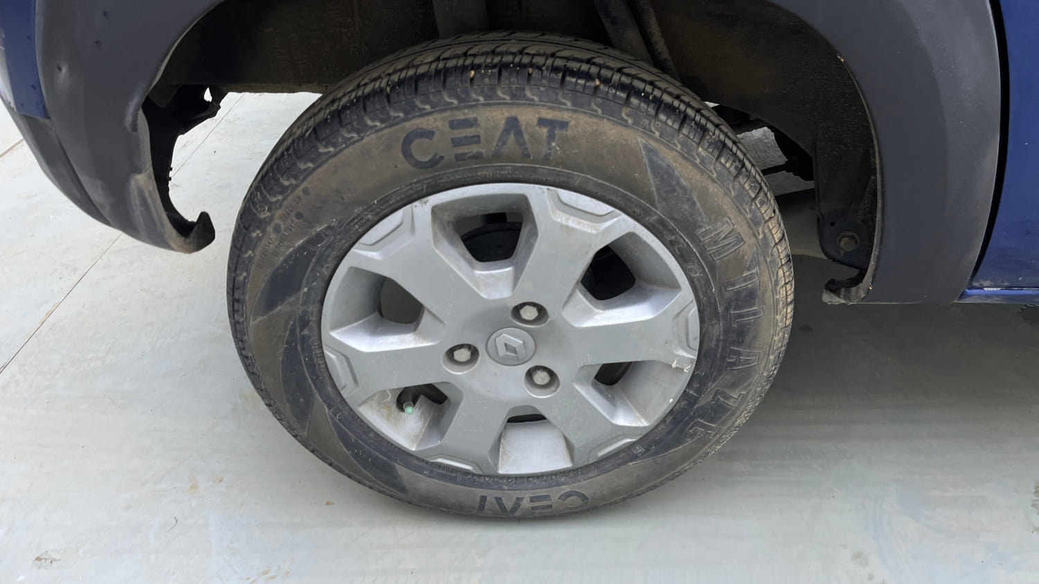 Used 2018 Renault Kwid CLIMBER 1.0 Petrol Manual tyres RIGHT REAR TYRE RIM VIEW