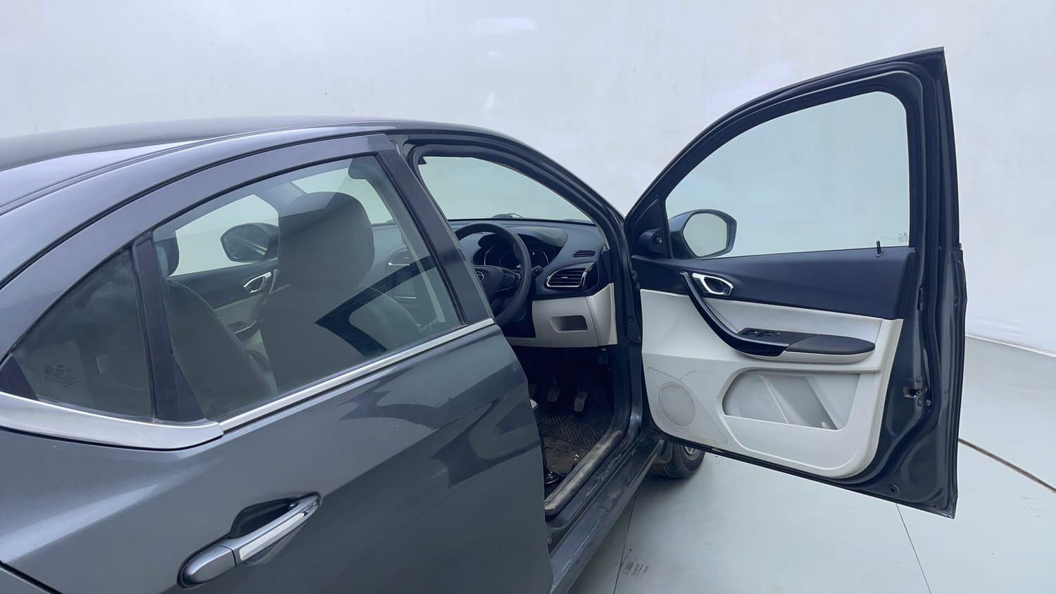 Used 2022 Tata Tigor XZ Plus CNG Cng Manual interior RIGHT SIDE FRONT DOOR CABIN VIEW