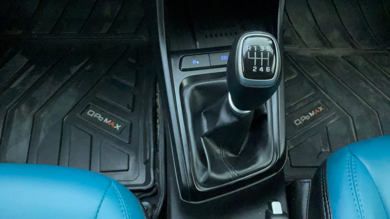 Used 2023 Hyundai Verna SX 1.5 MPi Petrol Manual interior GEAR  KNOB VIEW