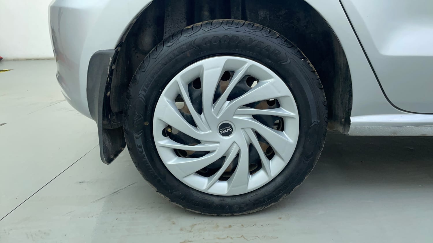 Used 2013 Volkswagen Polo Comfortline 1.2L (P) Petrol Manual tyres RIGHT REAR TYRE RIM VIEW