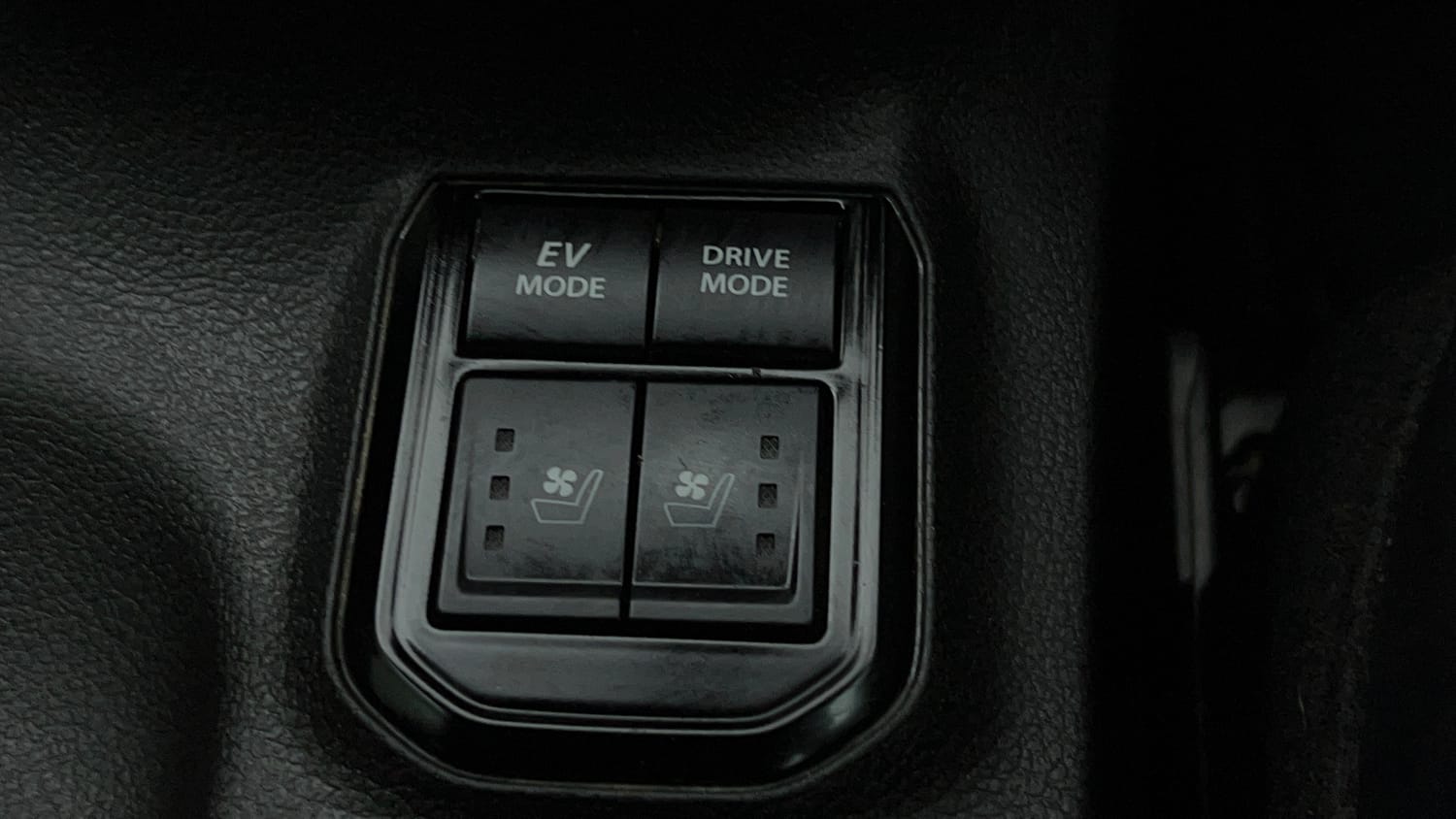 Used 2025 Toyota Urban Cruiser Hyryder V Hybrid Hybrid Automatic top_features Ventilated seats