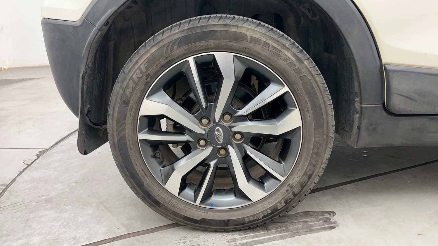 Used 2021 Mahindra XUV 300 W8 (O) 1.2 Petrol Petrol Manual tyres RIGHT REAR TYRE RIM VIEW