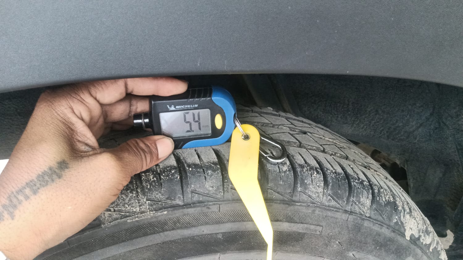 Used 2025 Renault Kwid RXT 1.0L Petrol Manual tyres RIGHT REAR TYRE TREAD VIEW