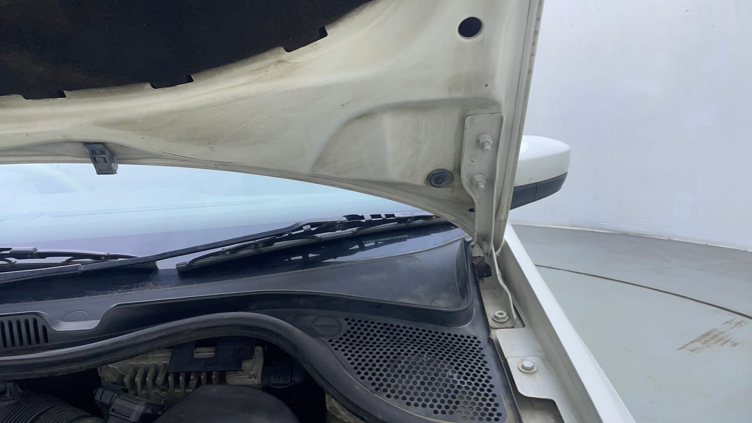 Used 2013 Volkswagen Vento Highline Diesel Diesel Manual engine ENGINE LEFT SIDE HINGE & APRON VIEW
