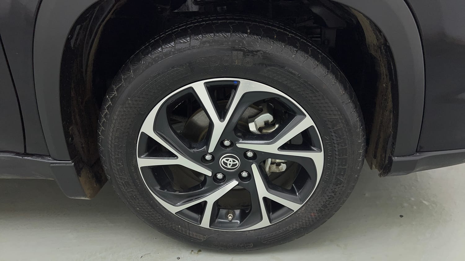 Used 2025 Toyota Urban Cruiser Hyryder V Hybrid Hybrid Automatic tyres RIGHT FRONT TYRE RIM VIEW