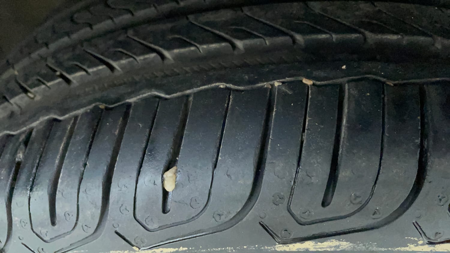 Used 2013 Volkswagen Polo Comfortline 1.2L (P) Petrol Manual tyres RIGHT FRONT TYRE TREAD VIEW