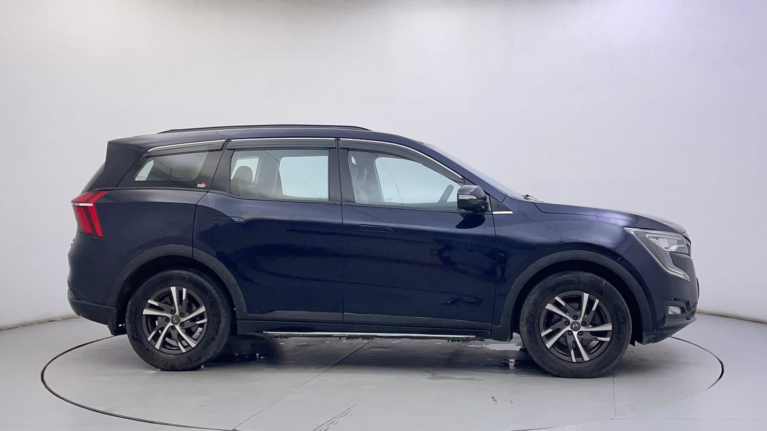 Used 2022 Mahindra XUV700 AX 5 Petrol AT 5 STR Petrol Automatic exterior RIGHT SIDE VIEW