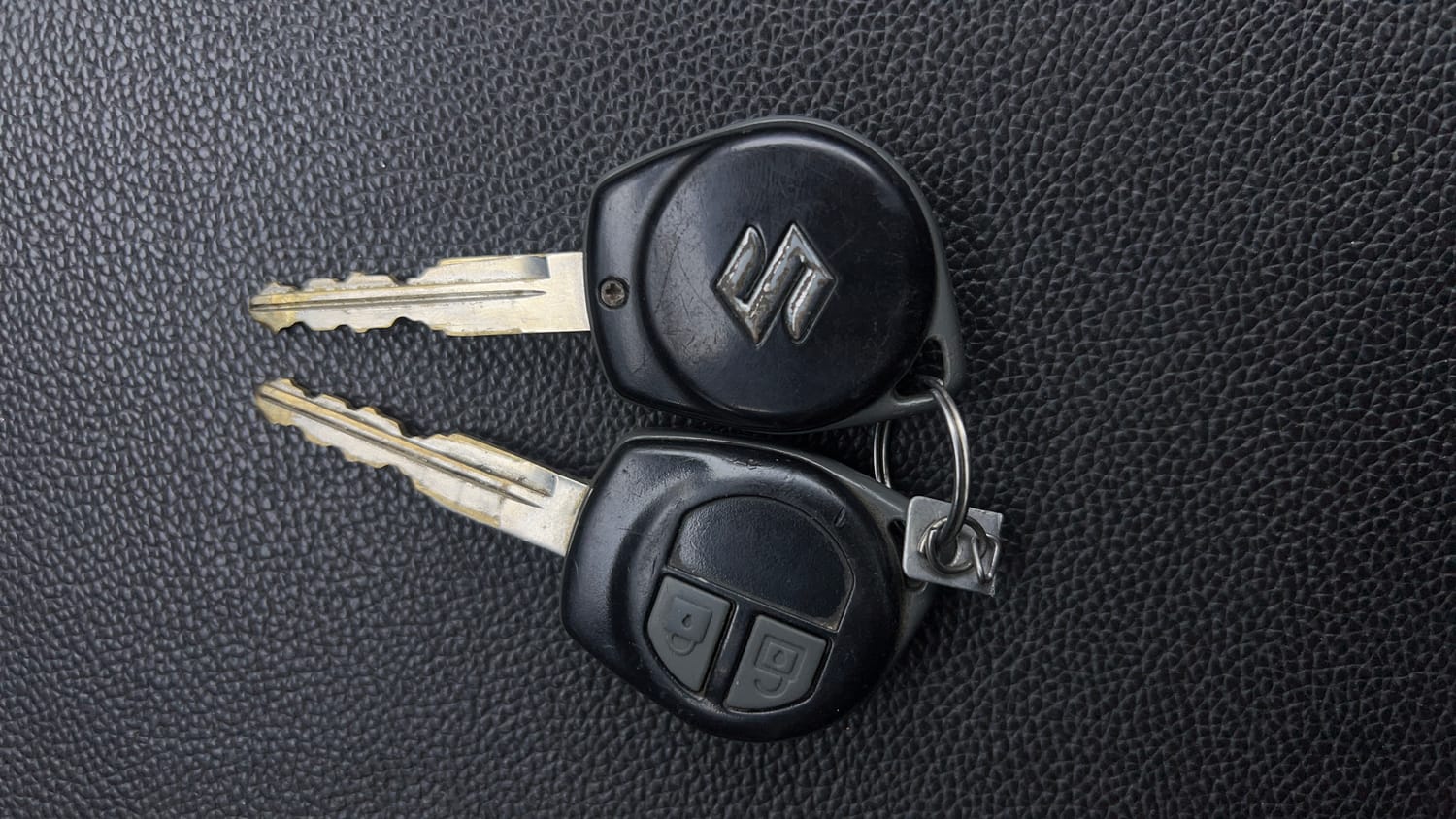 Used 2017 Maruti Suzuki Swift Lxi (O) Petrol Manual extra CAR KEY VIEW