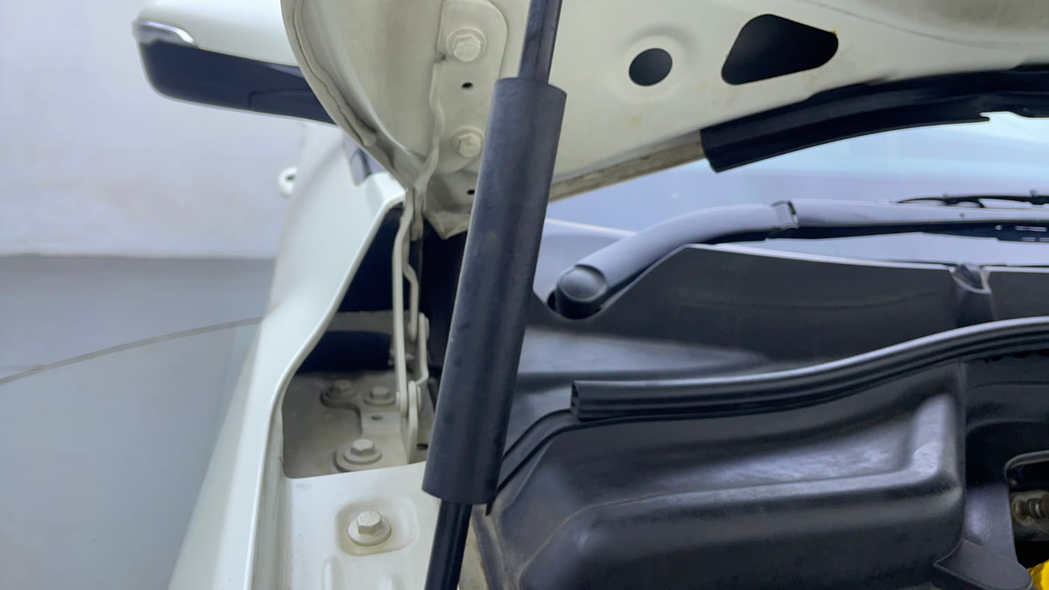 Used 2021 Mahindra XUV 300 W8 (O) 1.2 Petrol AMT Petrol Automatic engine ENGINE RIGHT SIDE HINGE & APRON VIEW