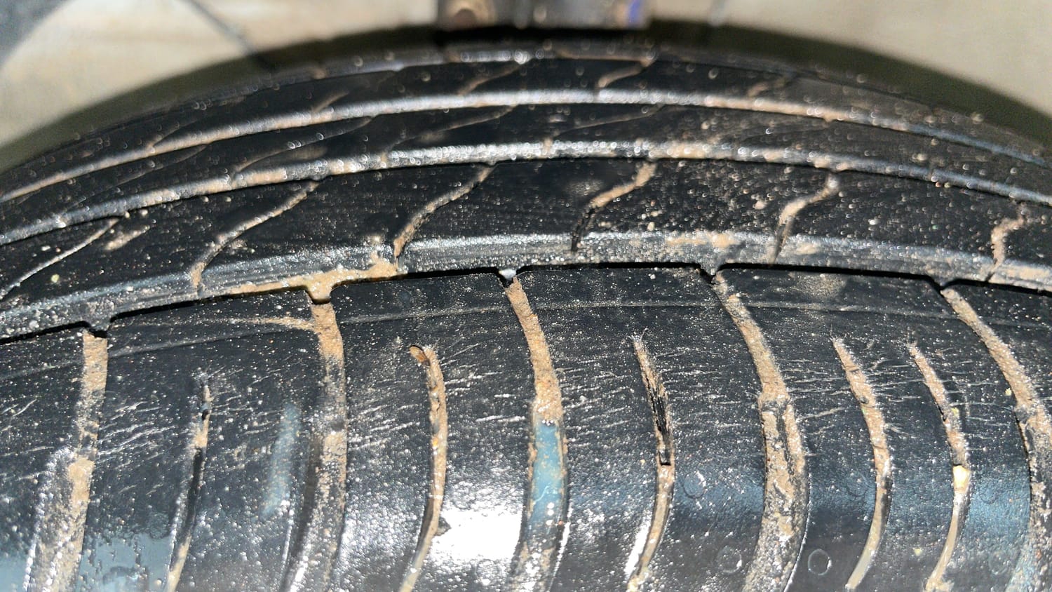 Used 2022 Maruti Suzuki XL6 Zeta MT Petrol Petrol Manual tyres LEFT FRONT TYRE TREAD VIEW