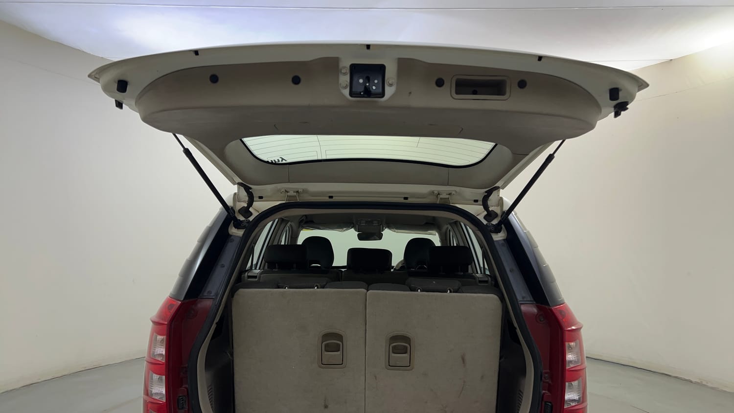 Used 2018 Mahindra XUV500 W6 Diesel Manual interior DICKY DOOR OPEN VIEW