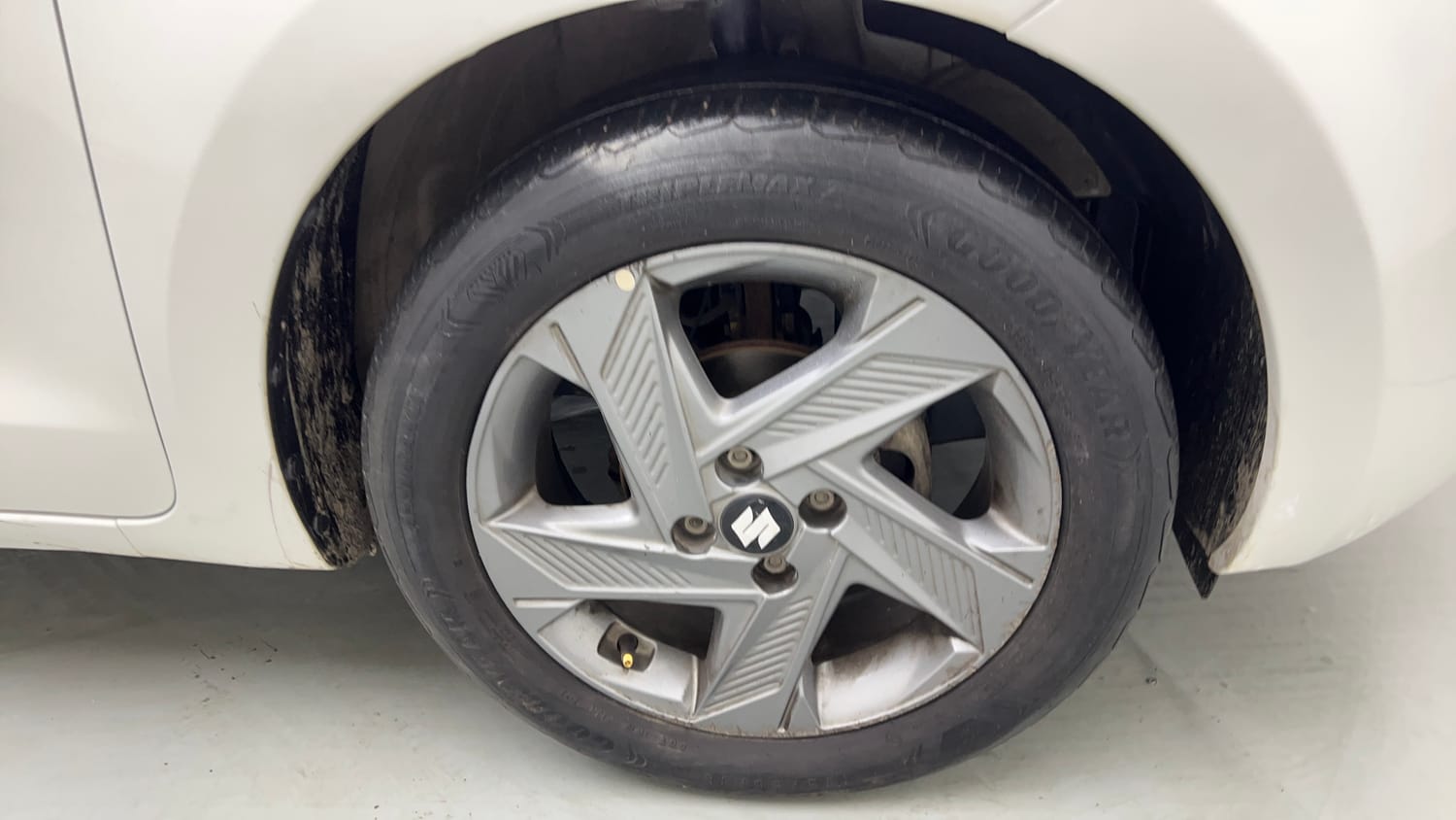 Used 2020 Maruti Suzuki Swift VXI CNG (Outside Fitted) Cng Manual tyres RIGHT FRONT TYRE RIM VIEW
