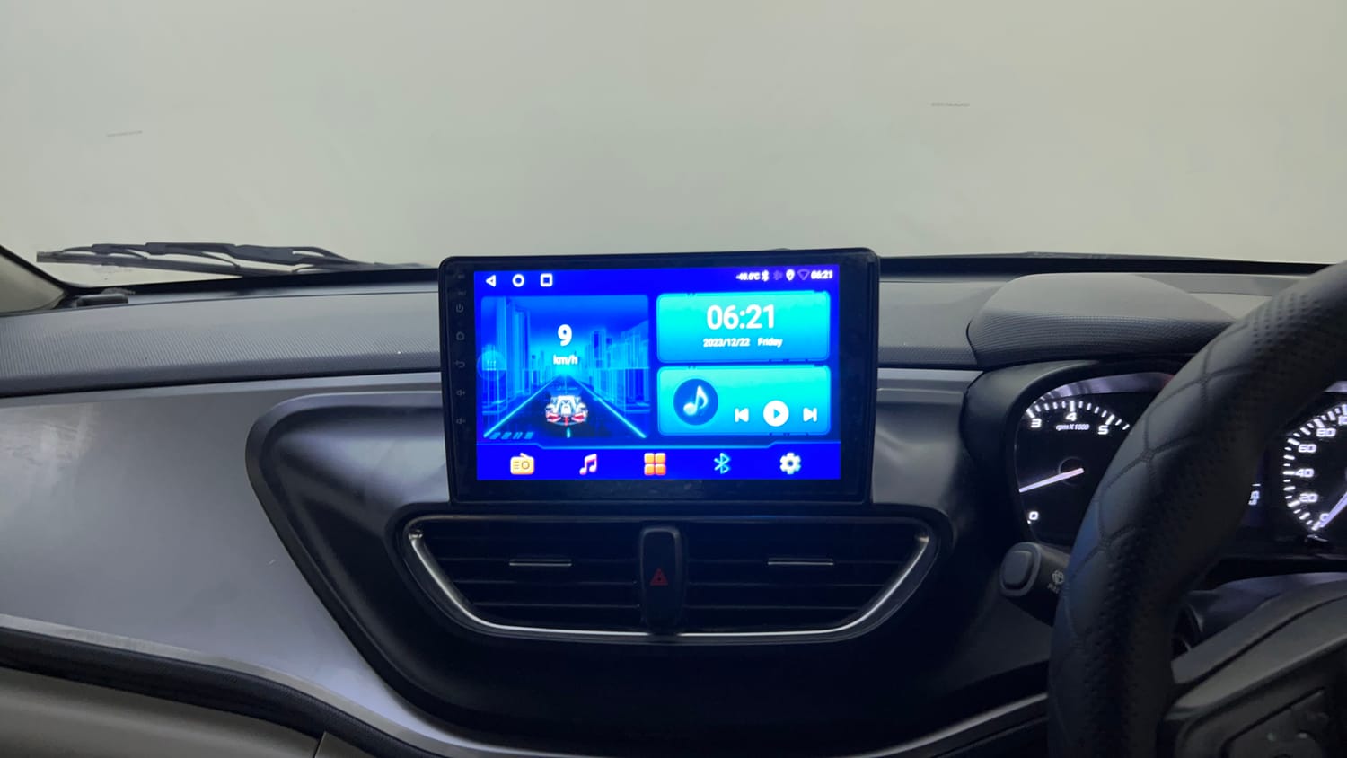 Used 2024 Tata Altroz XM Petrol Petrol Manual top_features Integrated (in-dash) music system