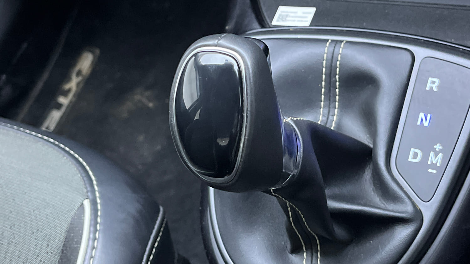 Used 2025 Hyundai Exter SX (O) Connect 1.2 AMT Dual Tone Petrol Automatic interior GEAR  KNOB VIEW