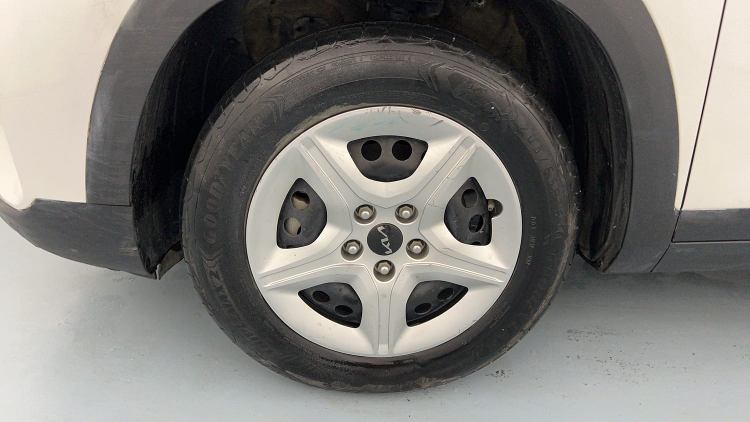 Used 2024 Kia Seltos HTE 1.5 Diesel MT Diesel Manual tyres LEFT FRONT TYRE RIM VIEW