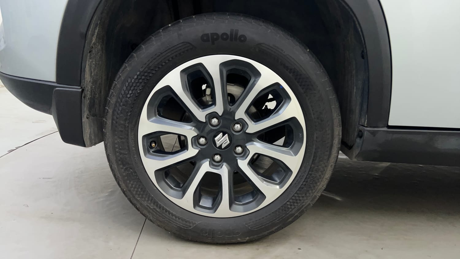 Used 2024 Maruti Suzuki Grand Vitara Zeta Smart Hybrid AT Petrol Automatic tyres RIGHT REAR TYRE RIM VIEW