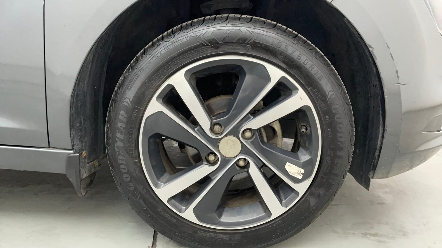 Used 2024 Tata Altroz XZ Petrol Petrol Manual tyres RIGHT FRONT TYRE RIM VIEW