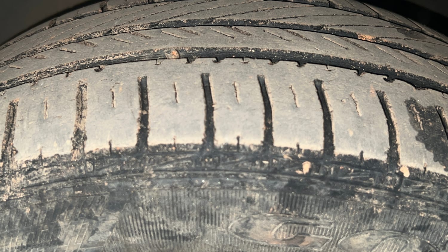 Used 2016 Volkswagen Polo Comfortline 1.2L (P) Petrol Manual tyres LEFT FRONT TYRE TREAD VIEW