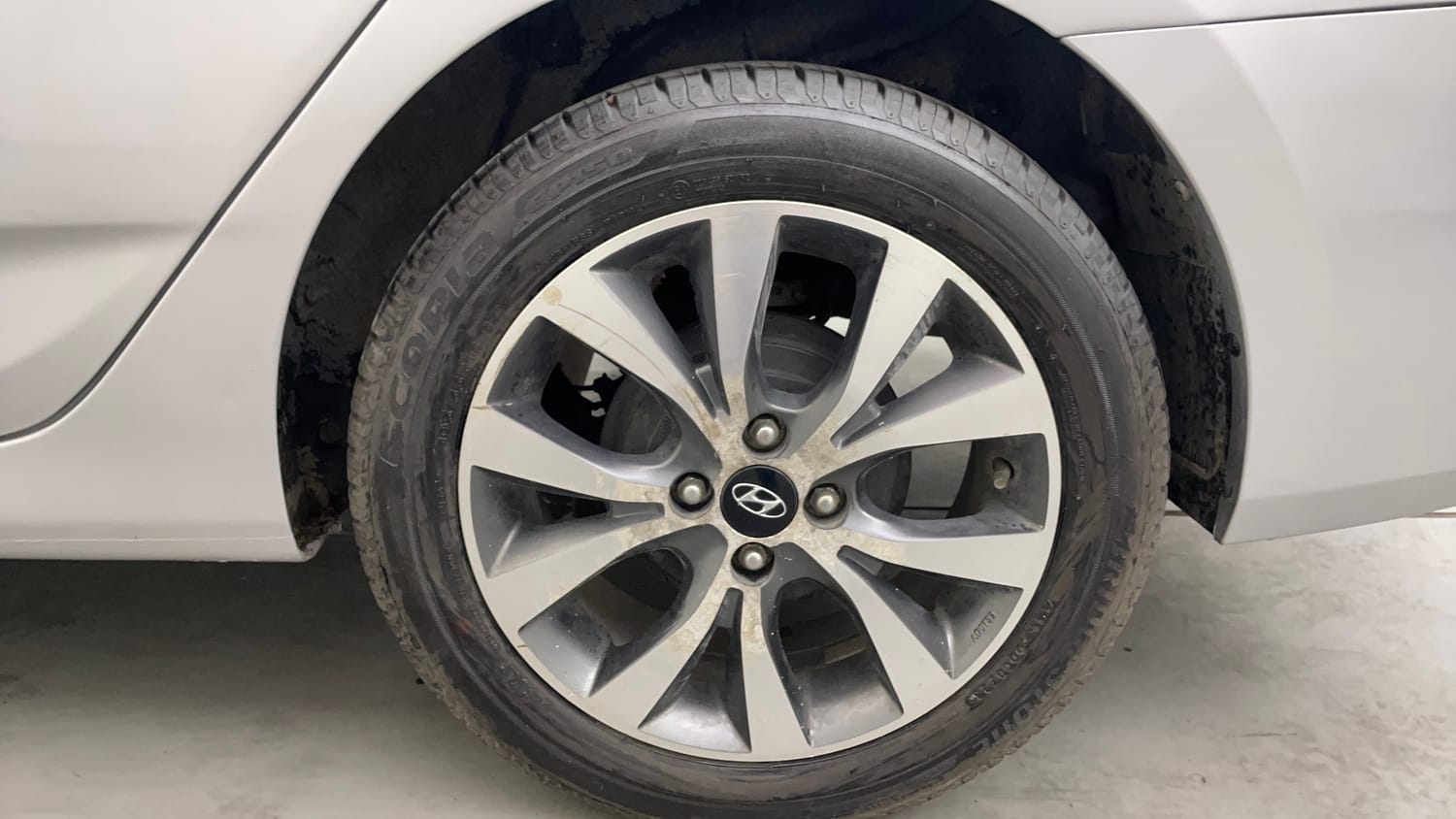 Used 2016 Hyundai Verna 1.6 VTVT SX (O) Petrol Manual tyres LEFT REAR TYRE RIM VIEW