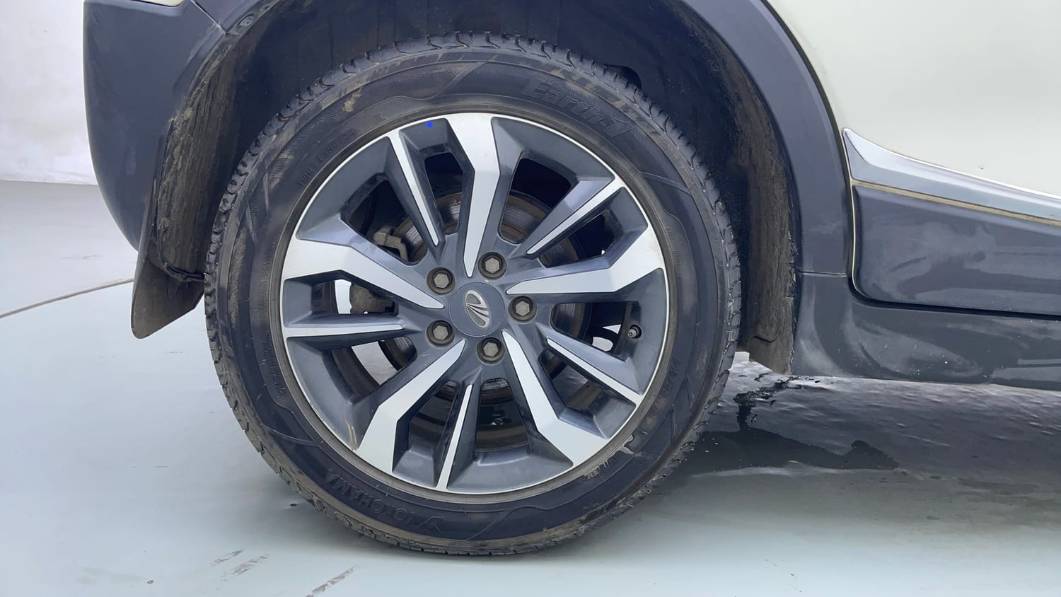 Used 2021 Mahindra XUV 300 W8 (O) 1.2 Petrol AMT Petrol Automatic tyres RIGHT REAR TYRE RIM VIEW