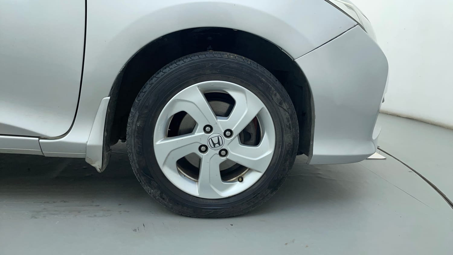 Used 2016 Honda City VX (O) MT Diesel Diesel Manual tyres RIGHT FRONT TYRE RIM VIEW