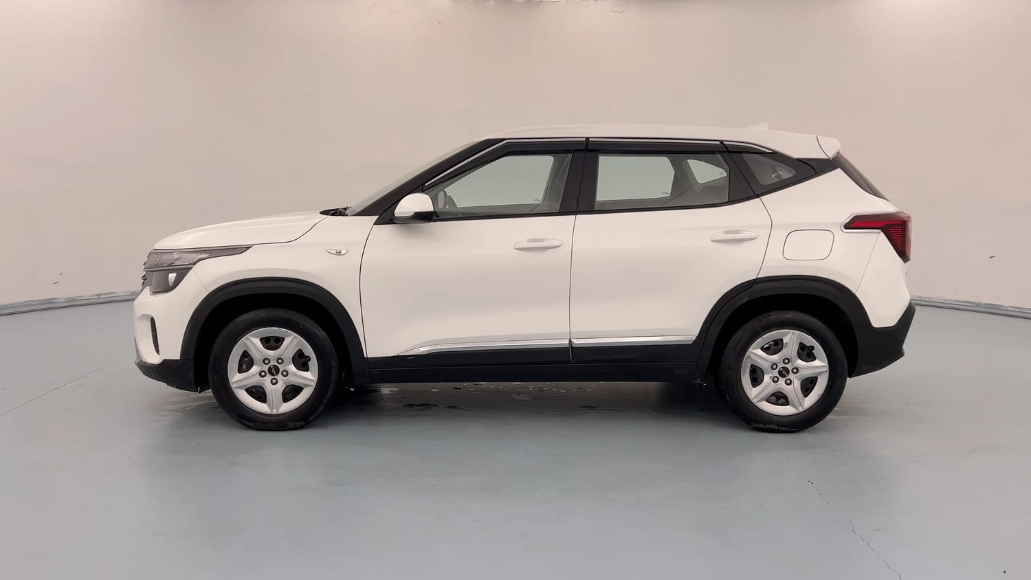 Used 2024 Kia Seltos HTE 1.5 Diesel MT Diesel Manual exterior LEFT SIDE VIEW