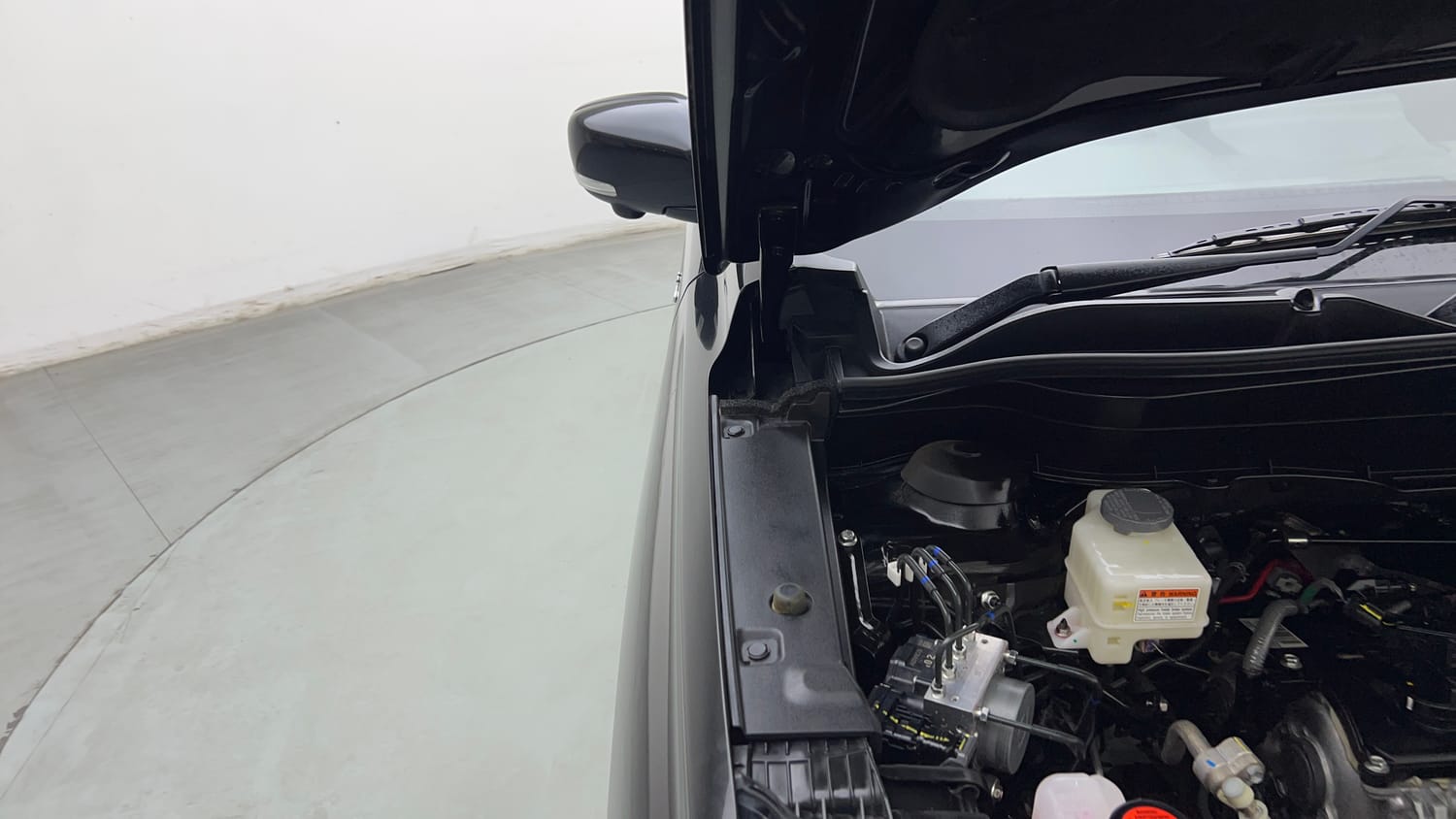 Used 2025 Toyota Urban Cruiser Hyryder V Hybrid Hybrid Automatic engine ENGINE RIGHT SIDE HINGE & APRON VIEW