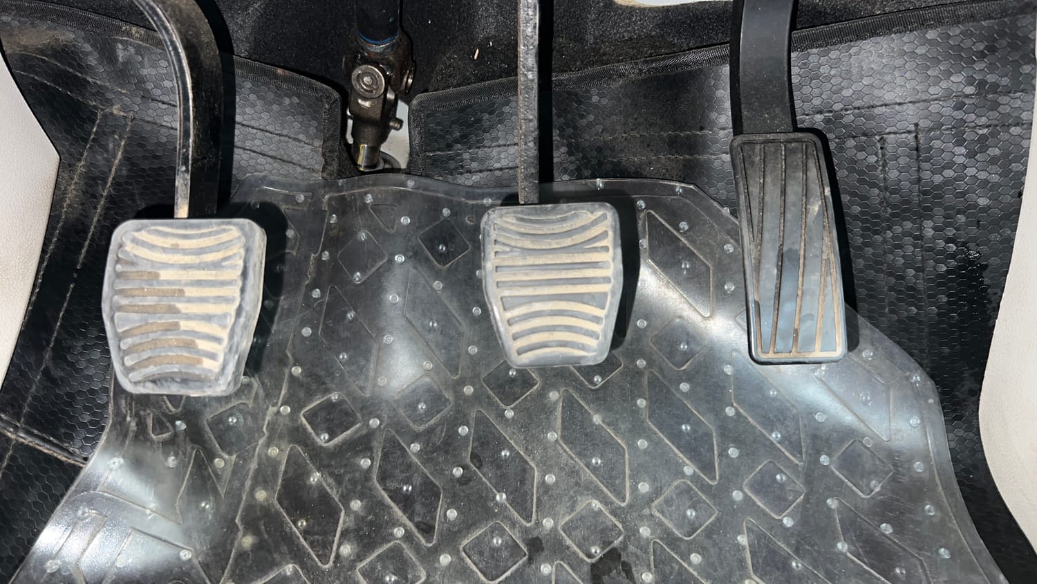 Used 2021 Mahindra XUV 300 W8 (O) 1.2 Petrol Petrol Manual interior PEDALS VIEW