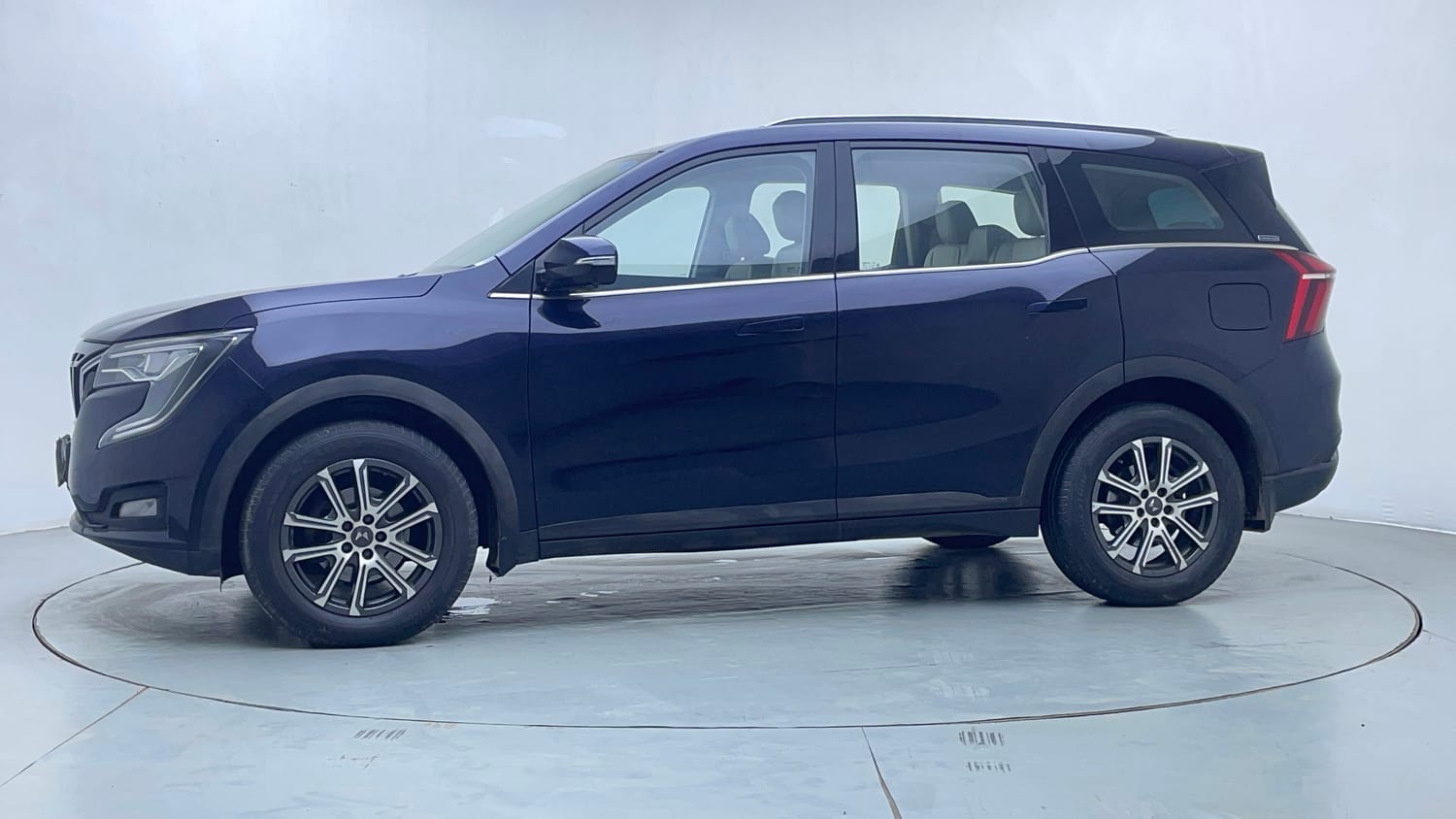 Used 2021 Mahindra XUV700 AX 7 Petrol AT Luxury Pack 7 STR Petrol Automatic exterior LEFT SIDE VIEW