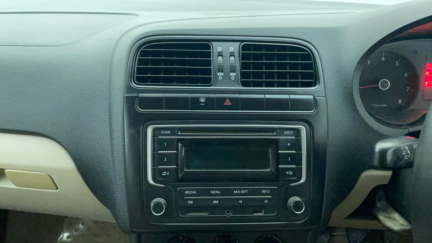 Used 2013 Volkswagen Polo Comfortline 1.2L (P) Petrol Manual interior MUSIC SYSTEM & AC CONTROL VIEW