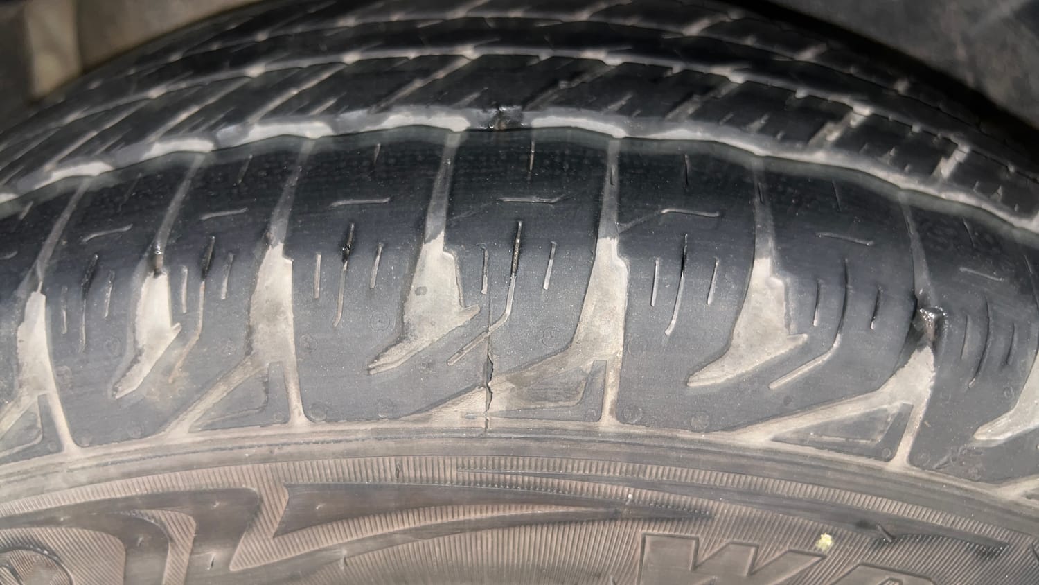 Used 2018 Mahindra XUV500 W6 Diesel Manual tyres RIGHT REAR TYRE TREAD VIEW