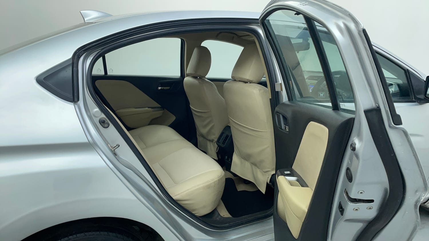 Used 2016 Honda City VX (O) MT Diesel Diesel Manual interior RIGHT SIDE REAR DOOR CABIN VIEW