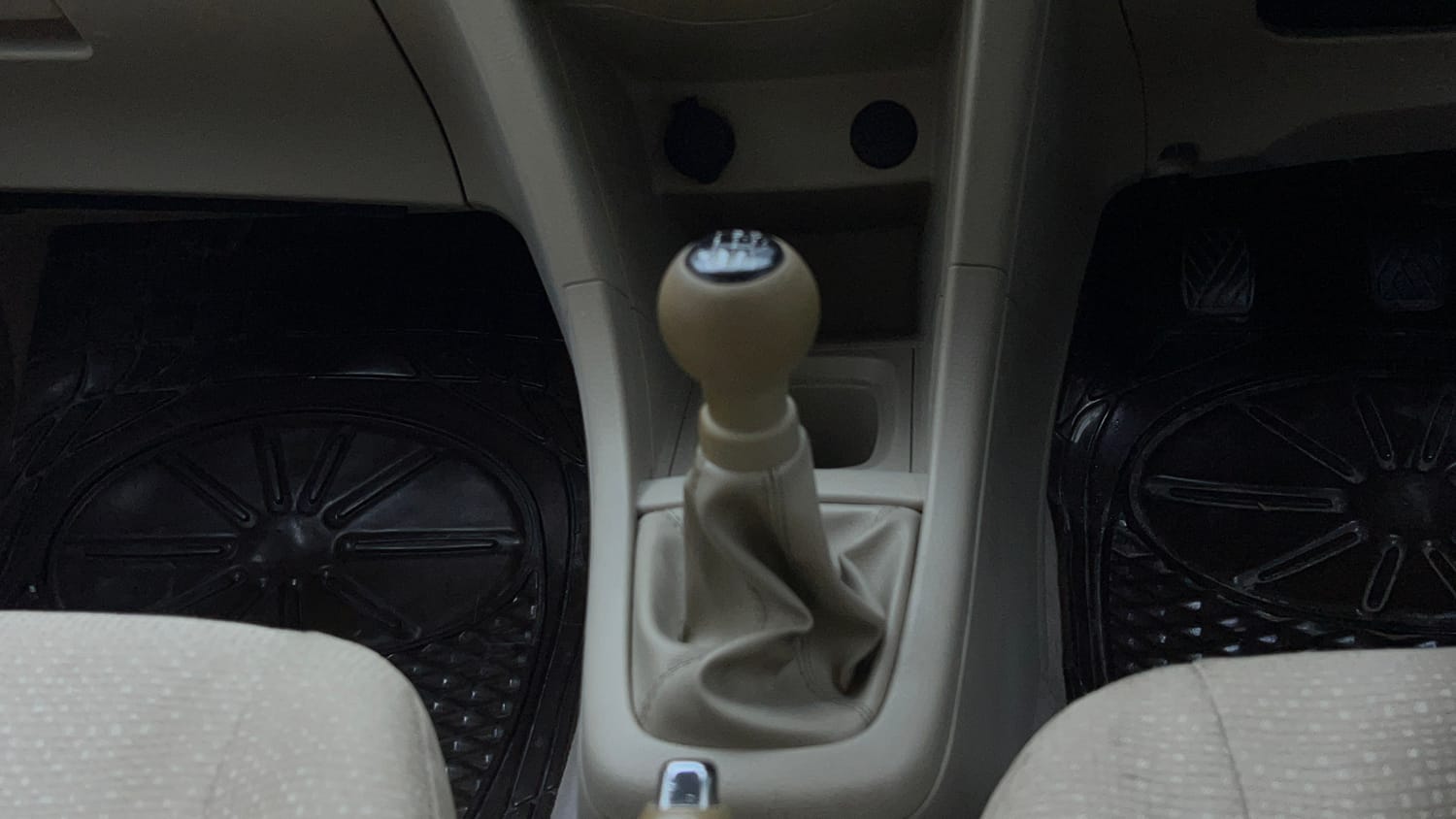 Used 2014 Maruti Suzuki Swift Dzire VXI Petrol Manual interior GEAR  KNOB VIEW