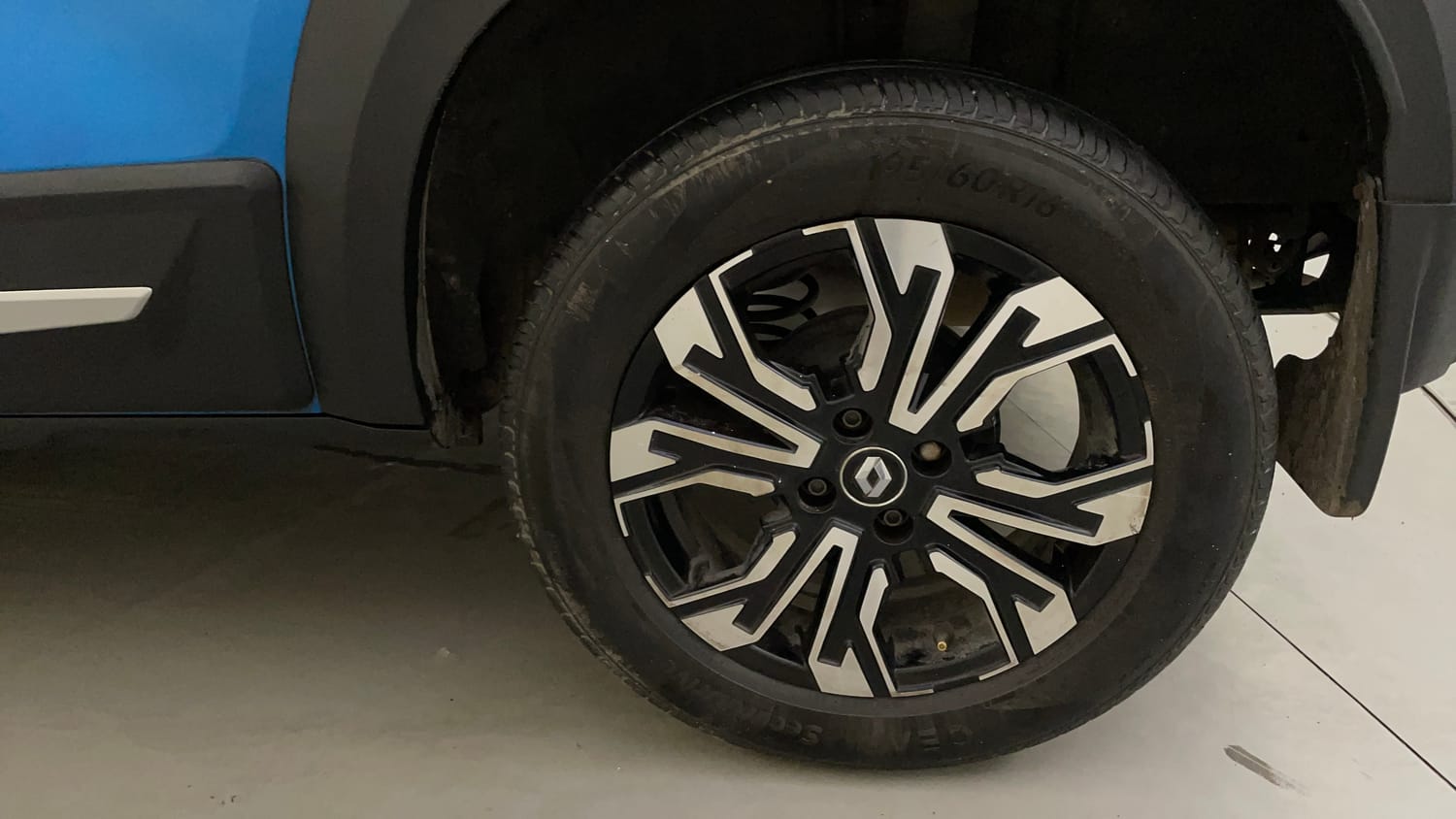 Used 2022 Renault Kiger RXZ AMT Dual Tone Petrol Automatic tyres LEFT REAR TYRE RIM VIEW