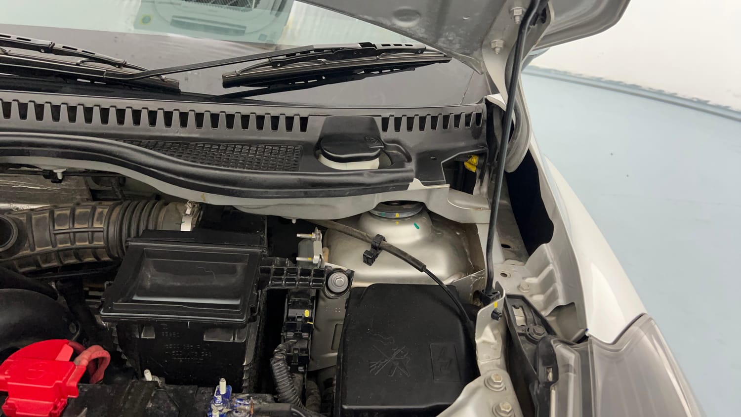 Used 2021 Nissan Kicks XV 1.5 Petrol Manual engine ENGINE LEFT SIDE HINGE & APRON VIEW