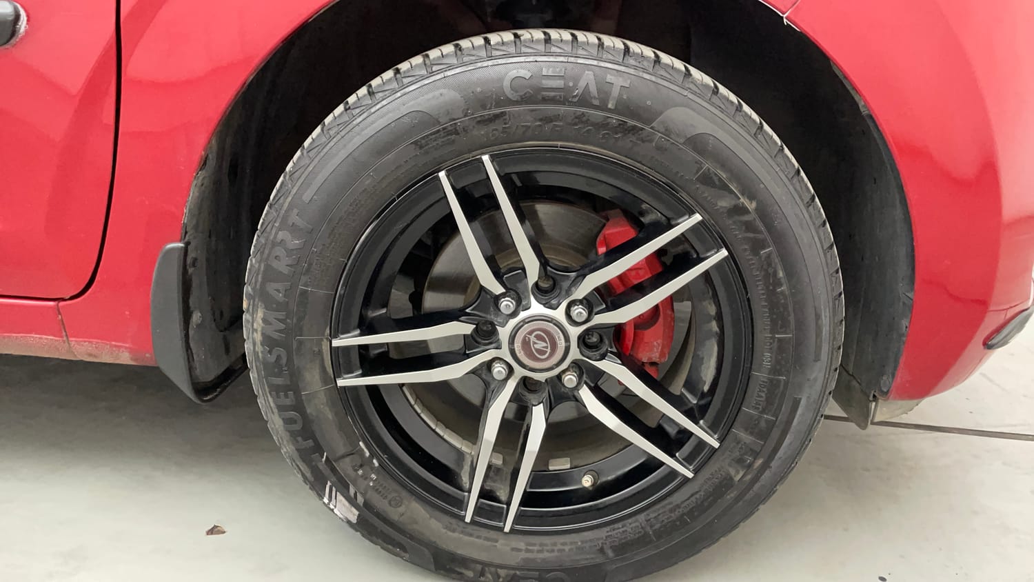 Used 2023 Hyundai Grand i10 Nios Sportz 1.2 Kappa VTVT Petrol Manual tyres RIGHT FRONT TYRE RIM VIEW