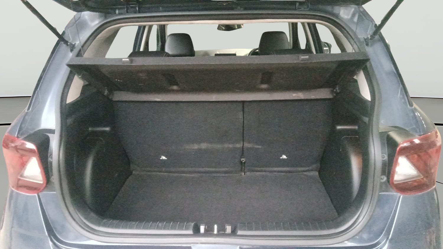 Used 2019 Hyundai Venue SX 1.4 (O) CRDi Diesel Manual interior DICKY INSIDE VIEW